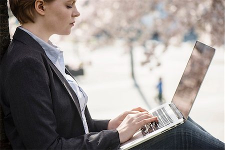 simsearch:6102-08996004,k - Young woman using laptop in park Photographie de stock - Premium Libres de Droits, Code: 6102-08683504