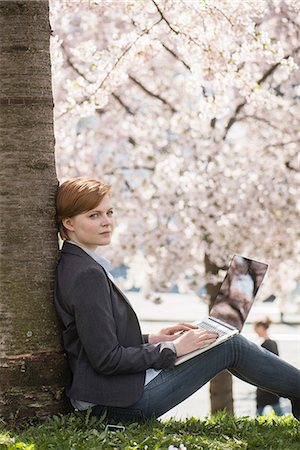 simsearch:6102-08996004,k - Young woman using laptop in park Photographie de stock - Premium Libres de Droits, Code: 6102-08683513