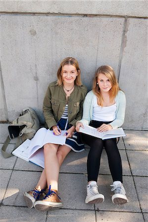 simsearch:6102-03904588,k - Two teenage girls sitting on pavement Foto de stock - Royalty Free Premium, Número: 6102-08746091