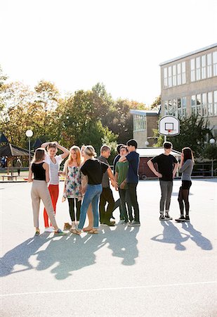 Teenagers standing on schoolyard Foto de stock - Sin royalties Premium, Código: 6102-08746095