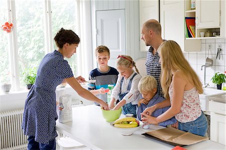 simsearch:6102-08995585,k - Family preparing food in kitchen Photographie de stock - Premium Libres de Droits, Code: 6102-08746141