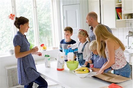 simsearch:6102-08995585,k - Family preparing food in kitchen Photographie de stock - Premium Libres de Droits, Code: 6102-08746142