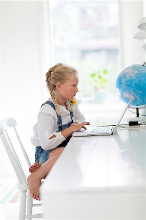 simsearch:6102-05603726,k - Girl working on laptop Foto de stock - Royalty Free Premium, Número: 6102-08746149