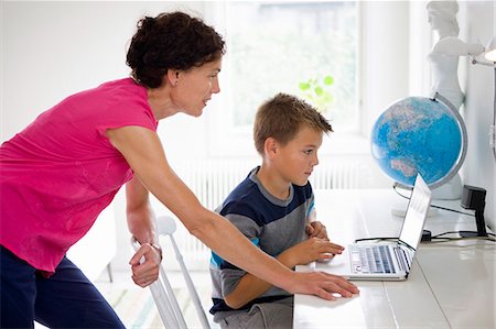simsearch:6102-08995585,k - Mother and son using laptop Photographie de stock - Premium Libres de Droits, Code: 6102-08746150
