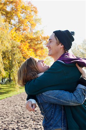 simsearch:6102-03904240,k - Young couple embracing in park Stockbilder - Premium RF Lizenzfrei, Bildnummer: 6102-08746164