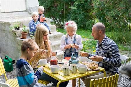 simsearch:6102-07769055,k - Family having lunch in back yard Stock Photo - Premium Royalty-Free, Code: 6102-08746171