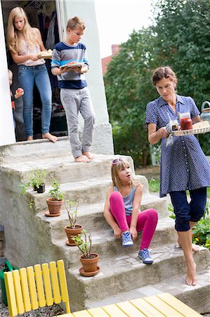 simsearch:6102-08746177,k - Family preparing lunch in back yard Stock Photo - Premium Royalty-Free, Code: 6102-08746172
