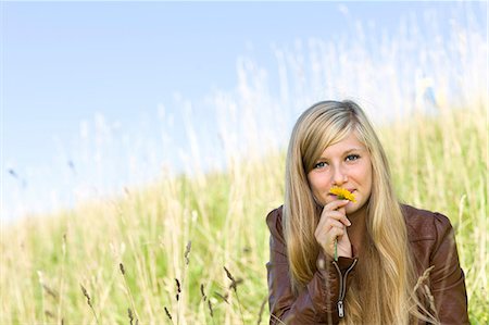 simsearch:6102-08388207,k - Portrait of girl smelling marigold in field Foto de stock - Sin royalties Premium, Código: 6102-08746104