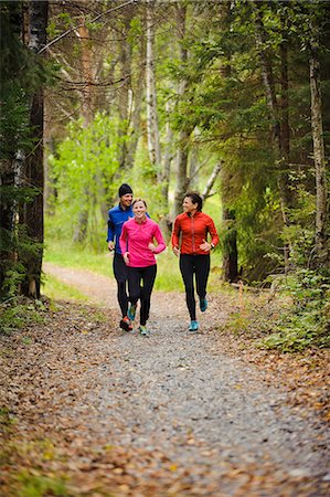 Three athletes jogging through forest Photographie de stock - Premium Libres de Droits, Code: 6102-08746118