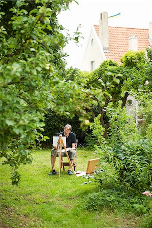 painter (artwork) - Man painting in his back yard Stock Photo - Premium Royalty-Free, Code: 6102-08746130