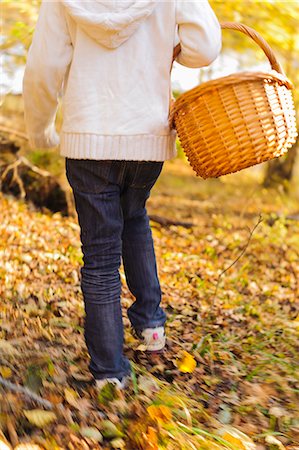 simsearch:6102-08542316,k - Girl walking through autumn forest with basket Foto de stock - Sin royalties Premium, Código: 6102-08746231
