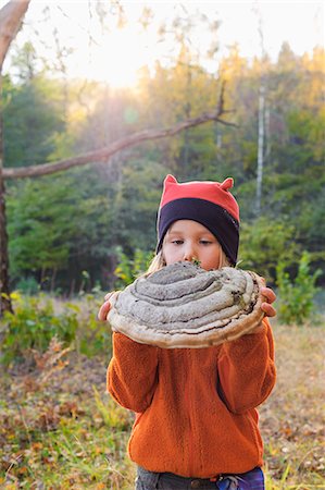 sombrero hongo - Boy standing in autumn forest and holding bracket fungus Foto de stock - Sin royalties Premium, Código: 6102-08746234