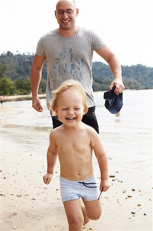 simsearch:6102-07602780,k - Father running with son on beach Foto de stock - Sin royalties Premium, Código: 6102-08746347