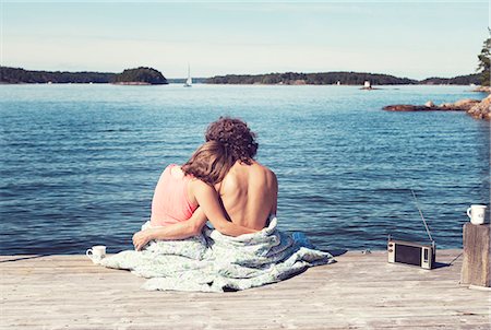 simsearch:6102-08120129,k - Couple embracing on jetty Foto de stock - Sin royalties Premium, Código: 6102-08746315