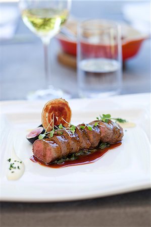 fig dish - Meat on plate Photographie de stock - Premium Libres de Droits, Code: 6102-08746459