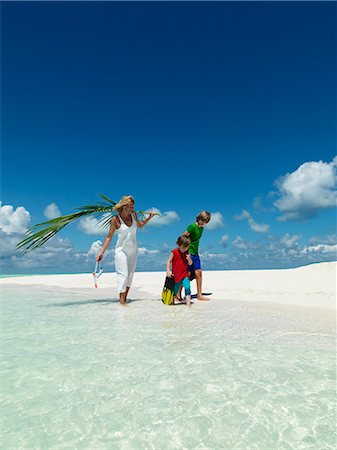 simsearch:6102-08761638,k - Mother walking with sons on sandy beach Foto de stock - Royalty Free Premium, Número: 6102-08746404