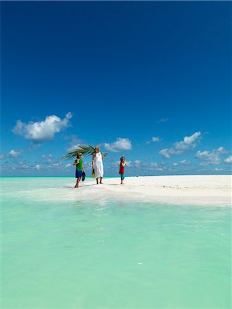 Mother walking with sons on sandy beach Photographie de stock - Premium Libres de Droits, Code: 6102-08746405