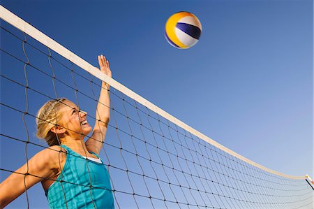 simsearch:6102-07844031,k - Young woman playing beach volleyball Foto de stock - Sin royalties Premium, Código: 6102-08746513