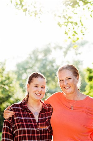 ringing - Portrait of mother and adult daughter in garden Photographie de stock - Premium Libres de Droits, Code: 6102-08746539