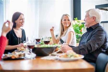 simsearch:6102-07602991,k - Family eating together Fotografie stock - Premium Royalty-Free, Codice: 6102-08746680