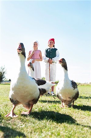 folk tale - Geese with children in background Photographie de stock - Premium Libres de Droits, Code: 6102-08746611