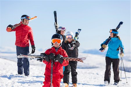 simsearch:6102-03866496,k - Father with children skiing Foto de stock - Sin royalties Premium, Código: 6102-08746788