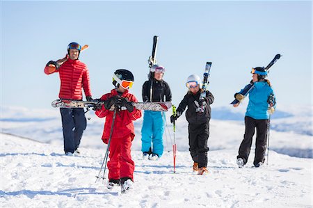 simsearch:6102-03905153,k - Father with children skiing Foto de stock - Sin royalties Premium, Código: 6102-08746789