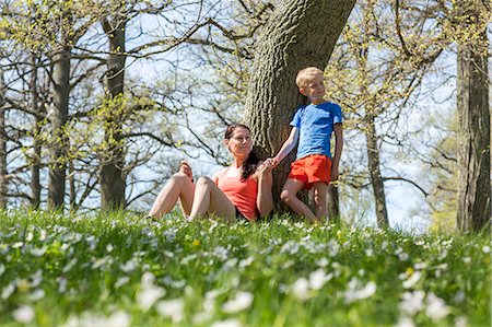 simsearch:6102-08270740,k - Mother with son in spring woods Fotografie stock - Premium Royalty-Free, Codice: 6102-08746703