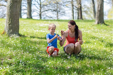 simsearch:6102-08994936,k - Mother with son picking anemones Photographie de stock - Premium Libres de Droits, Code: 6102-08746700