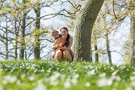 Mother with son in spring woods Photographie de stock - Premium Libres de Droits, Code: 6102-08746702