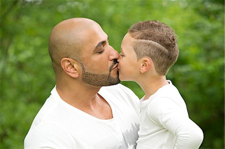 dégarni - Father with son kissing Photographie de stock - Premium Libres de Droits, Code: 6102-08746724