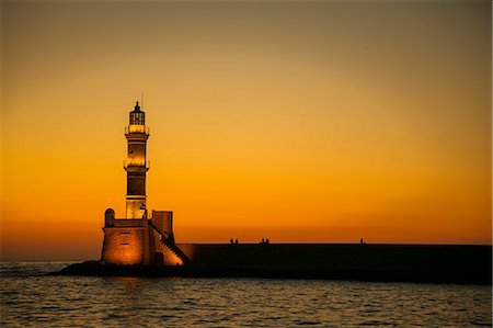 Illuminated lighthouse at sunset Foto de stock - Sin royalties Premium, Código: 6102-08746869