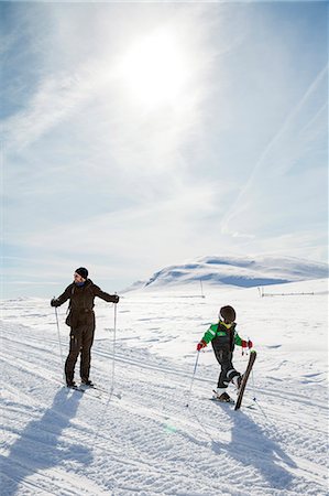 simsearch:6102-08746879,k - Mother with child skiing Photographie de stock - Premium Libres de Droits, Code: 6102-08746878