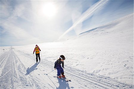 simsearch:6102-08746879,k - Mother with child skiing Photographie de stock - Premium Libres de Droits, Code: 6102-08746879