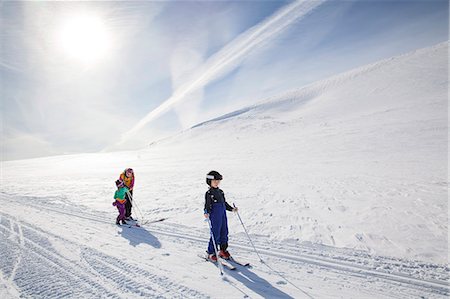 simsearch:6102-07843767,k - Mother with children skiing Photographie de stock - Premium Libres de Droits, Code: 6102-08746880