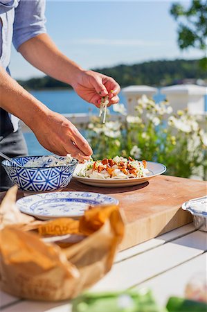 Having meal outside Photographie de stock - Premium Libres de Droits, Code: 6102-08746951