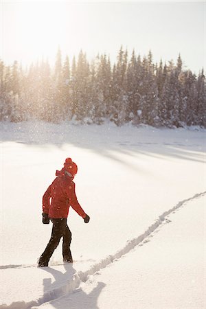 simsearch:6102-08271684,k - Woman walking through snow Photographie de stock - Premium Libres de Droits, Code: 6102-08746987