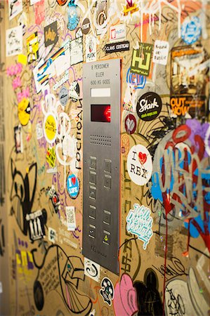 Graffiti and lift control panel Photographie de stock - Premium Libres de Droits, Code: 6102-08746913