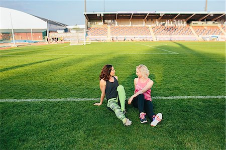 smaland - Female friend on grass pitch Fotografie stock - Premium Royalty-Free, Codice: 6102-08747065