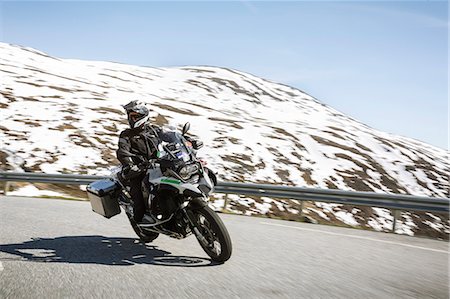 Bikes on mountain road Photographie de stock - Premium Libres de Droits, Code: 6102-08747014