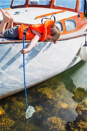 Young boy on a boat Foto de stock - Sin royalties Premium, Código: 6102-08747100