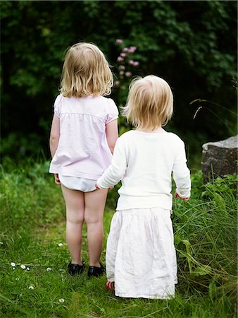 simsearch:6102-03828809,k - Two girls standing in garden, rear view Stock Photo - Premium Royalty-Free, Code: 6102-08748440