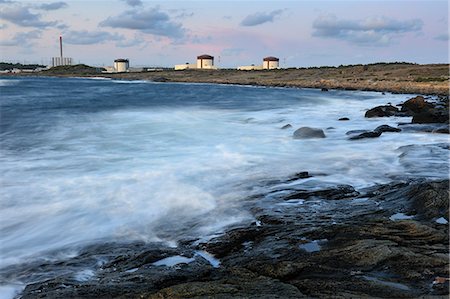 simsearch:6102-08748495,k - View of sea with power station in background Photographie de stock - Premium Libres de Droits, Code: 6102-08748496