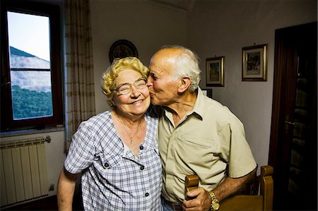 simsearch:6102-08761067,k - Senior man kissing senior woman in cheek Fotografie stock - Premium Royalty-Free, Codice: 6102-08748551