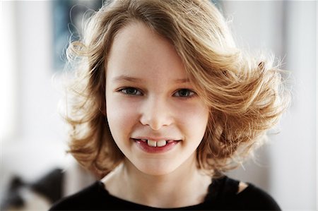 danemark - Blonde girl smiling at camera Photographie de stock - Premium Libres de Droits, Code: 6102-08748587