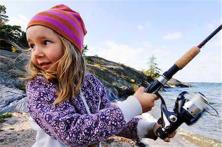 simsearch:6102-03867440,k - Girl holding fishing rod beside sea Stockbilder - Premium RF Lizenzfrei, Bildnummer: 6102-08748663