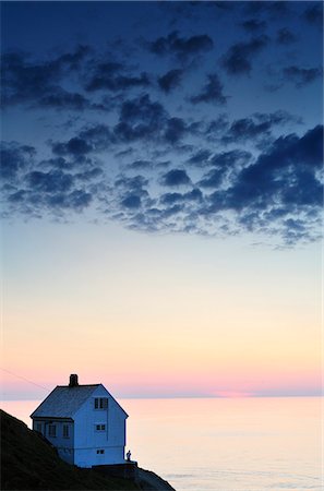 simsearch:6102-08748704,k - Remote house at the edge of shore at sunset Fotografie stock - Premium Royalty-Free, Codice: 6102-08748630