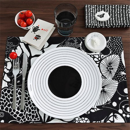 simsearch:6102-06471062,k - Overhead view of black and white place setting Foto de stock - Sin royalties Premium, Código: 6102-08748708