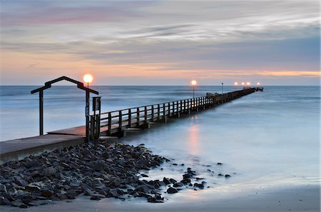 simsearch:6102-06471059,k - Empty jetty at dusk Foto de stock - Sin royalties Premium, Código: 6102-08760151