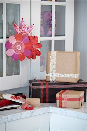 simsearch:6102-06336676,k - View of Christmas presents Photographie de stock - Premium Libres de Droits, Code: 6102-08760198